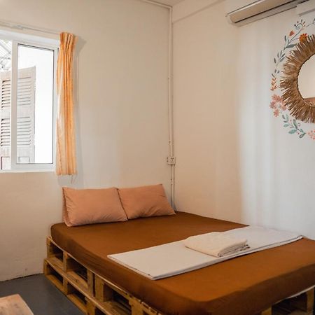 Sacred Lotus - Vegan Cafe X Hostel Phnom Penh Luaran gambar