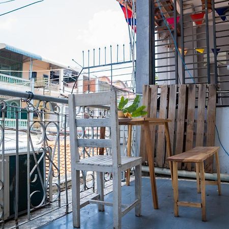 Sacred Lotus - Vegan Cafe X Hostel Phnom Penh Luaran gambar