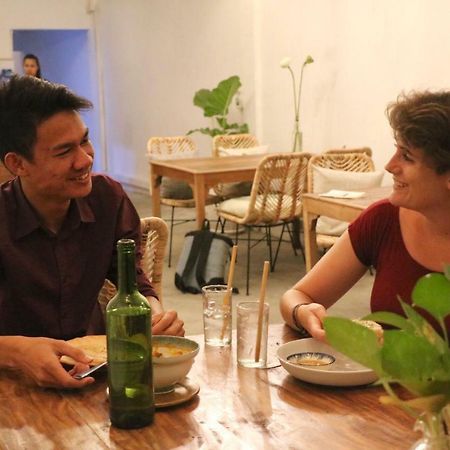 Sacred Lotus - Vegan Cafe X Hostel Phnom Penh Luaran gambar
