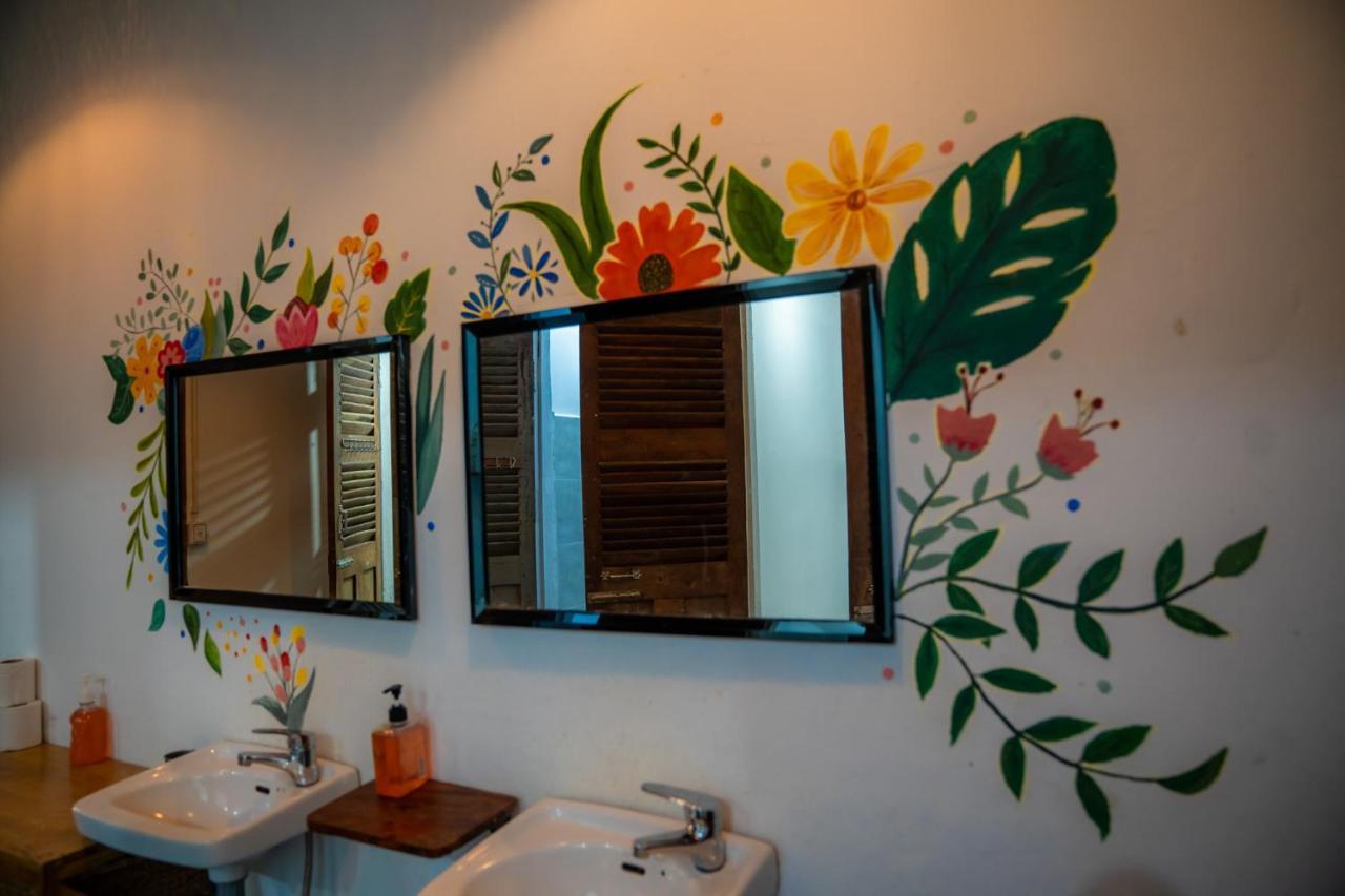 Sacred Lotus - Vegan Cafe X Hostel Phnom Penh Luaran gambar