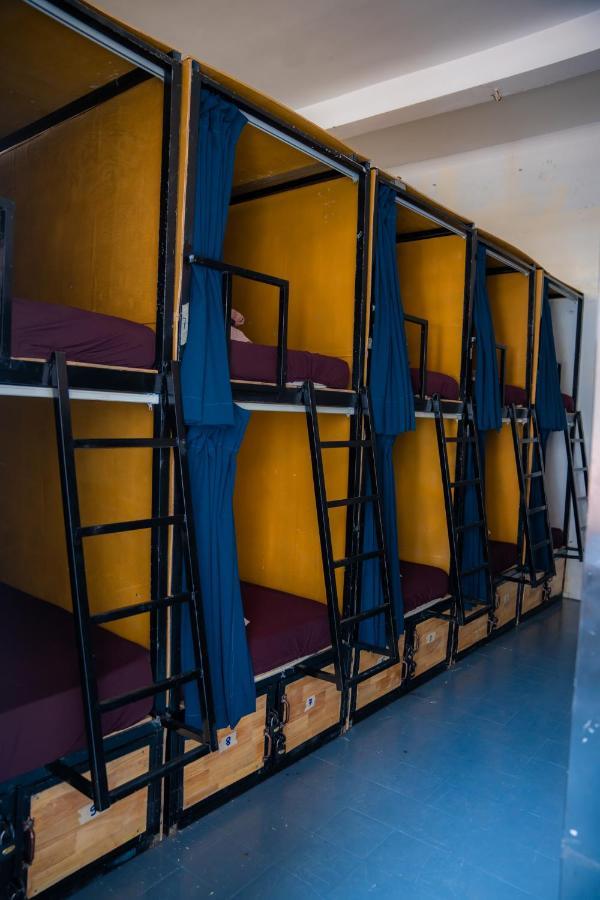 Sacred Lotus - Vegan Cafe X Hostel Phnom Penh Luaran gambar