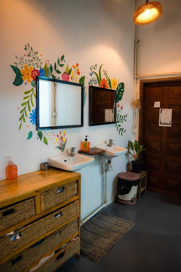Sacred Lotus - Vegan Cafe X Hostel Phnom Penh Luaran gambar