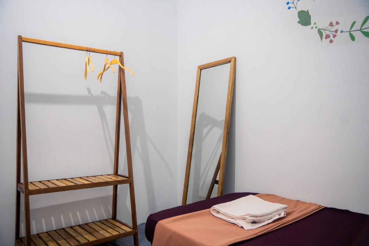 Sacred Lotus - Vegan Cafe X Hostel Phnom Penh Luaran gambar