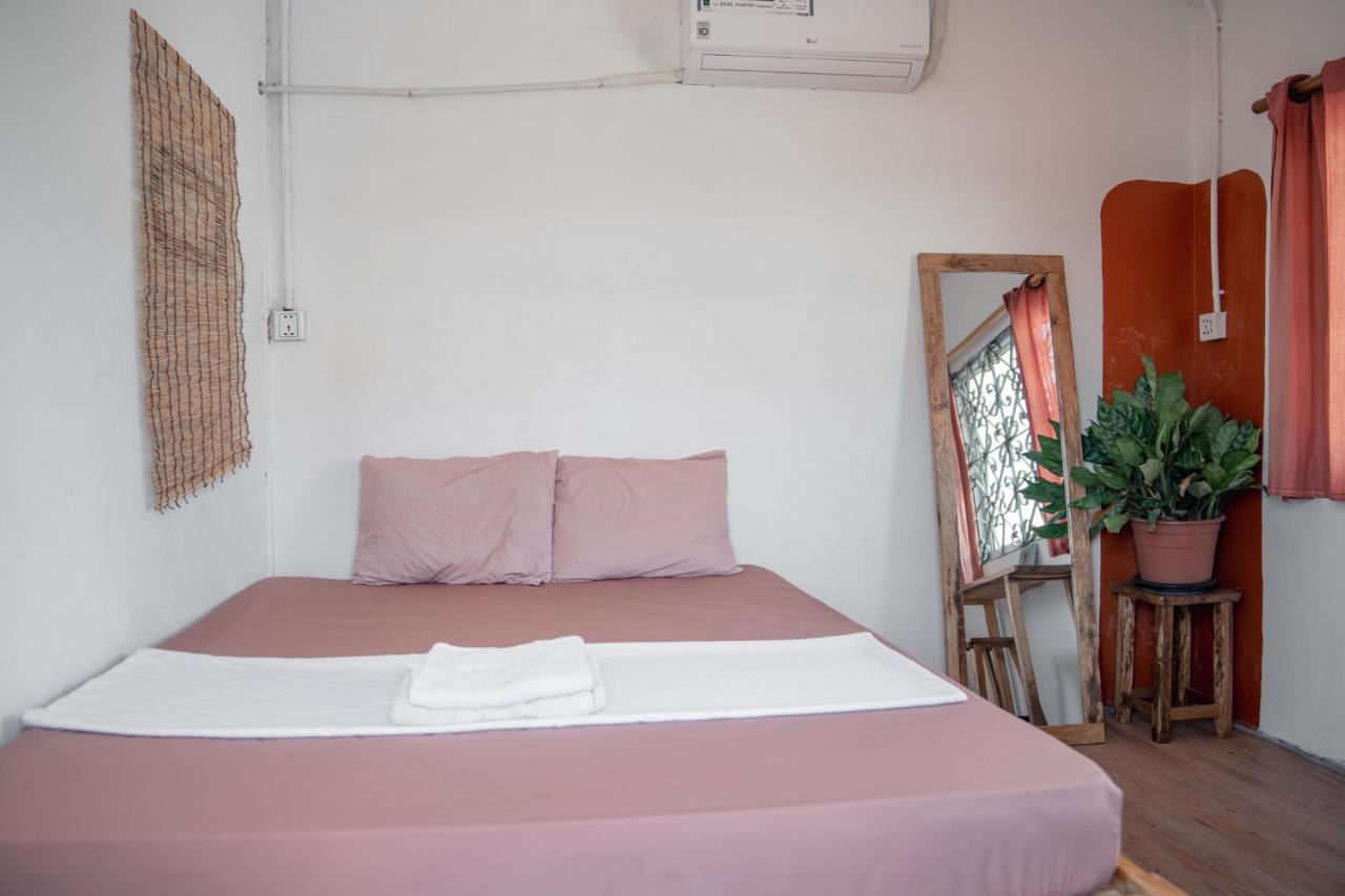 Sacred Lotus - Vegan Cafe X Hostel Phnom Penh Luaran gambar
