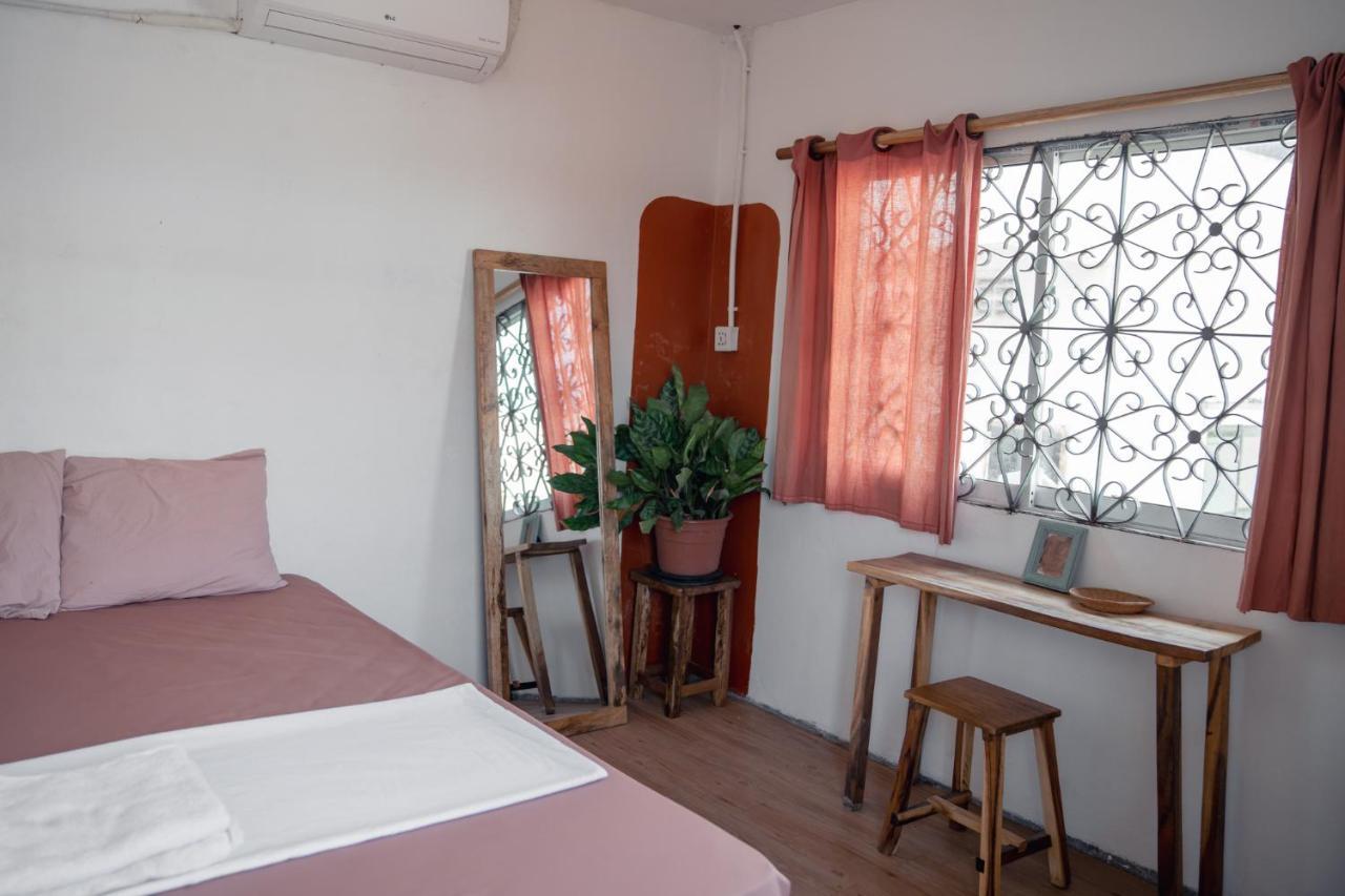 Sacred Lotus - Vegan Cafe X Hostel Phnom Penh Luaran gambar