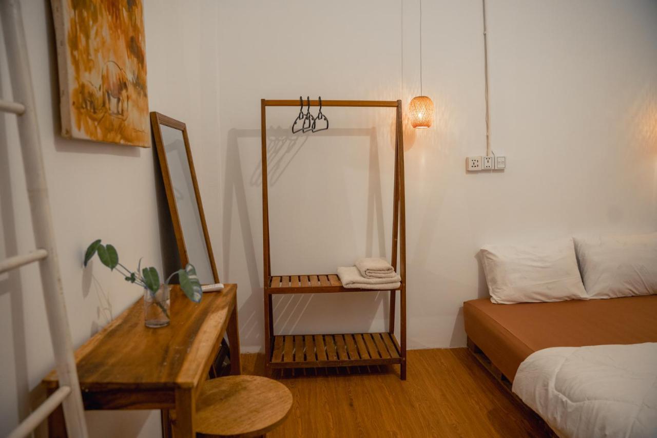 Sacred Lotus - Vegan Cafe X Hostel Phnom Penh Luaran gambar