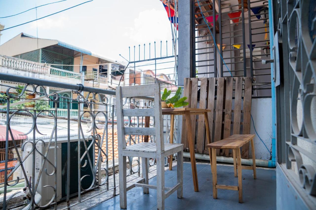 Sacred Lotus - Vegan Cafe X Hostel Phnom Penh Luaran gambar