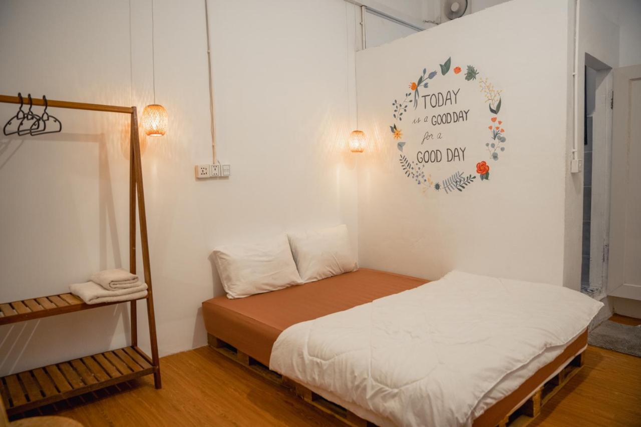Sacred Lotus - Vegan Cafe X Hostel Phnom Penh Luaran gambar