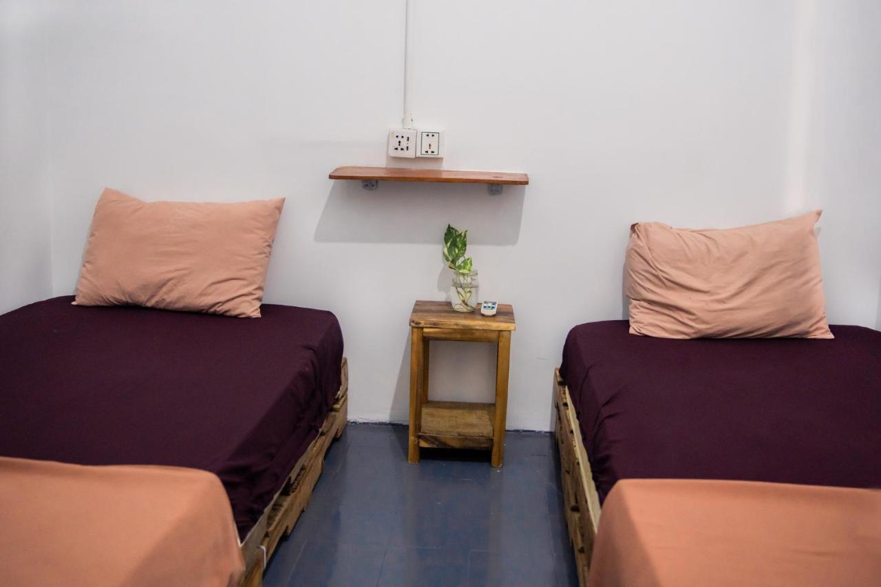 Sacred Lotus - Vegan Cafe X Hostel Phnom Penh Luaran gambar