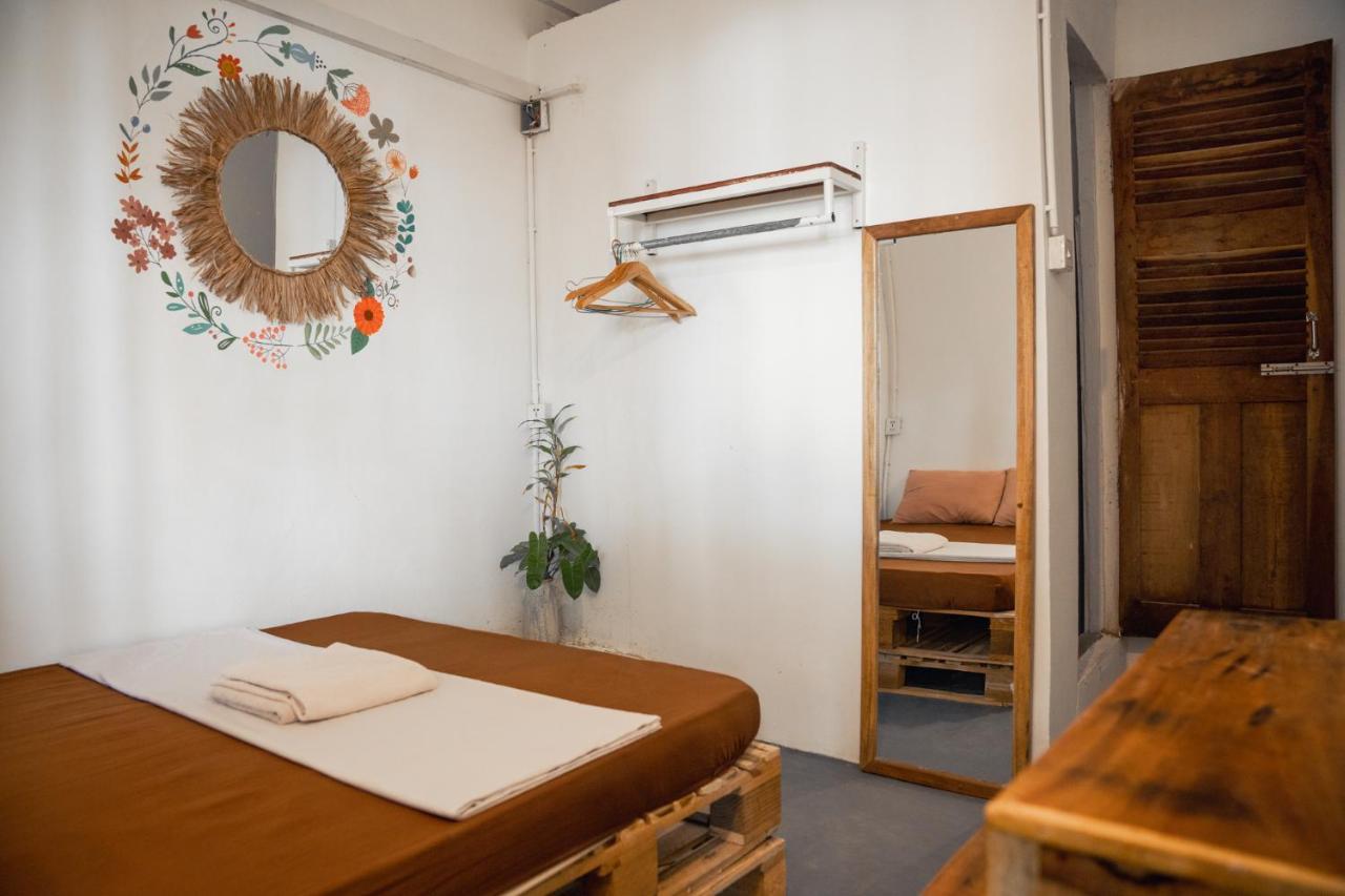 Sacred Lotus - Vegan Cafe X Hostel Phnom Penh Luaran gambar