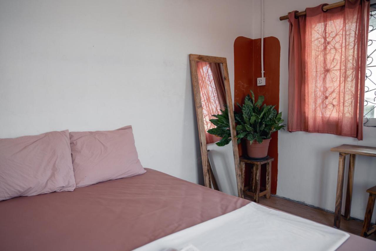 Sacred Lotus - Vegan Cafe X Hostel Phnom Penh Luaran gambar