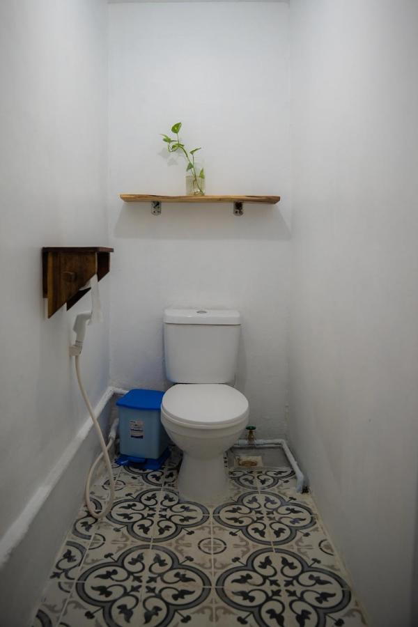 Sacred Lotus - Vegan Cafe X Hostel Phnom Penh Luaran gambar