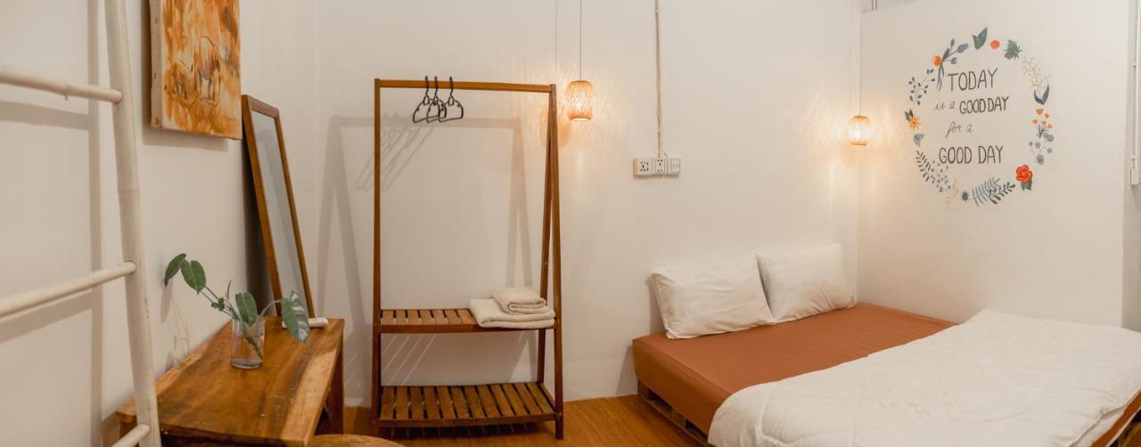 Sacred Lotus - Vegan Cafe X Hostel Phnom Penh Luaran gambar