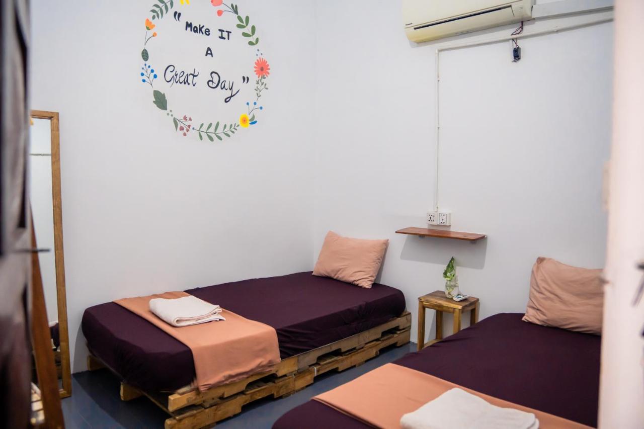 Sacred Lotus - Vegan Cafe X Hostel Phnom Penh Luaran gambar