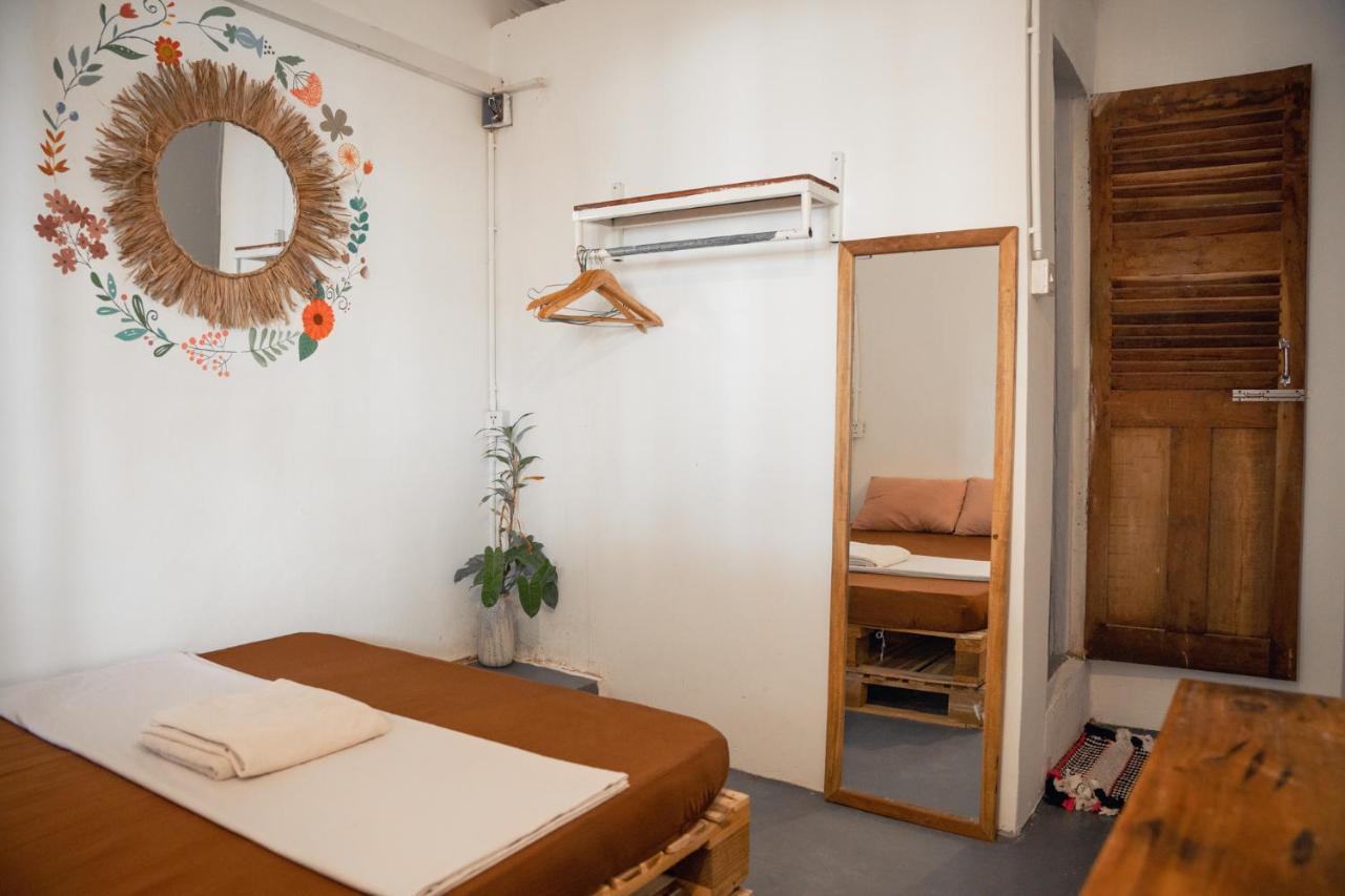 Sacred Lotus - Vegan Cafe X Hostel Phnom Penh Luaran gambar