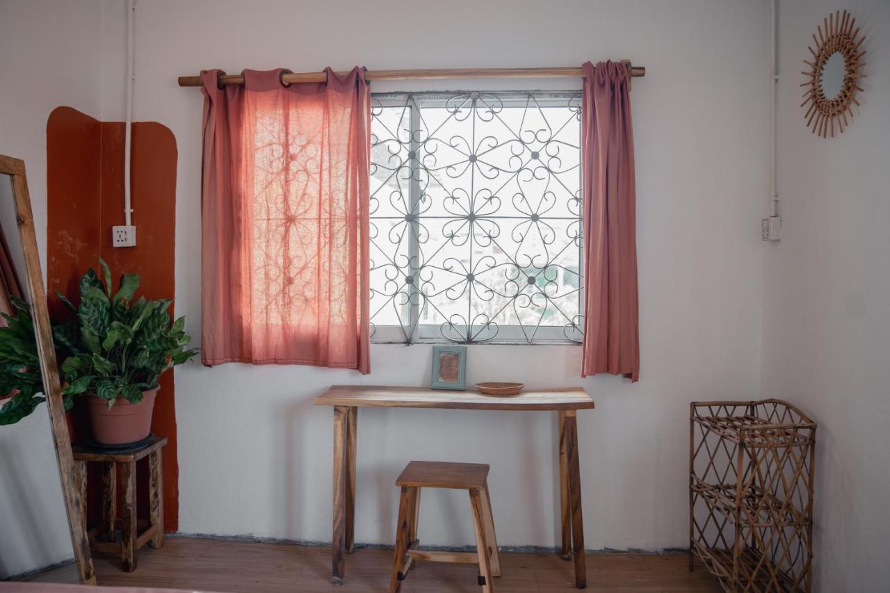 Sacred Lotus - Vegan Cafe X Hostel Phnom Penh Luaran gambar