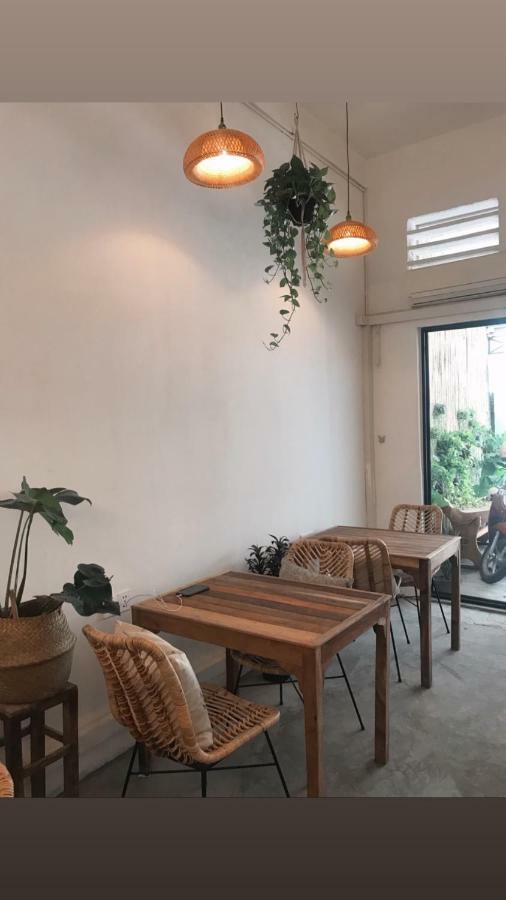 Sacred Lotus - Vegan Cafe X Hostel Phnom Penh Luaran gambar
