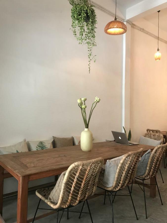 Sacred Lotus - Vegan Cafe X Hostel Phnom Penh Luaran gambar