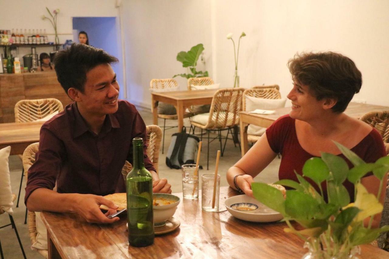 Sacred Lotus - Vegan Cafe X Hostel Phnom Penh Luaran gambar