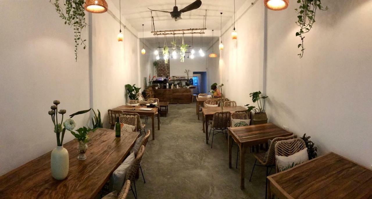 Sacred Lotus - Vegan Cafe X Hostel Phnom Penh Luaran gambar