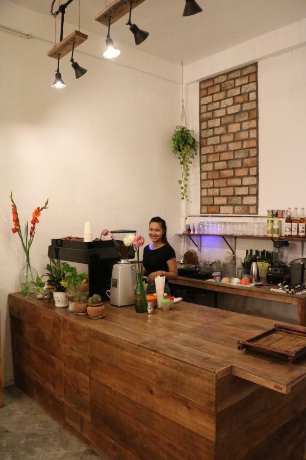 Sacred Lotus - Vegan Cafe X Hostel Phnom Penh Luaran gambar